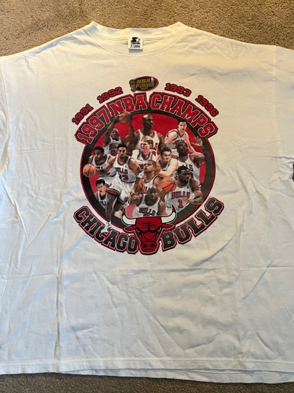 Rare 1997 Chicago Bulls NBA Champs short sleeve shirt with team photo